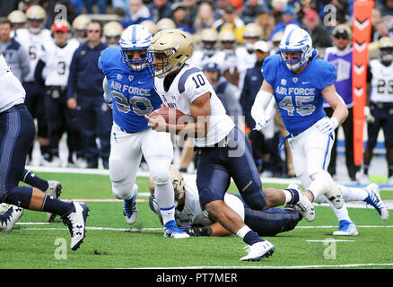 Oktober 6, 2018: Marine quarterback, Malcolm Perry #10, bricht lange yardage während der NCAA Football Spiel zwischen der Navy Midshipmen und die Air Force Falcons im Falcon Stadium, United States Air Force Academy in Colorado Springs, Colorado. Air Force Niederlagen Marine 35-7. Stockfoto