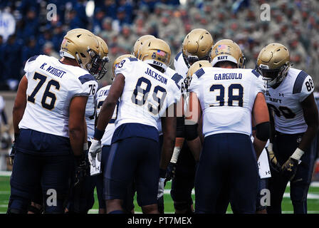 Oktober 6, 2018: Marine Verteidiger Unordnung, während der NCAA Football Spiel zwischen der Navy Midshipmen und die Air Force Falcons im Falcon Stadium, United States Air Force Academy in Colorado Springs, Colorado. Air Force Niederlagen Marine 35-7. Stockfoto