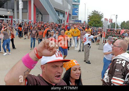 Cleveland, Ohio, USA. 7 Okt, 2018. Cleveland Browns football Fans feiern wie sie FirstEnergy Stadion in Downtown Cleveland, Ohio nach dem Sieg gegen die Baltimore Ravens 12-9 in Überstunden verlassen. Der Gewinn war der Zweite für Cleveland in dieser Saison. Credit: Mark Kanning/Alamy Leben Nachrichten. Stockfoto