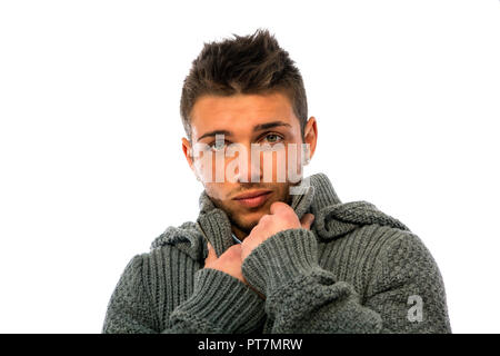 Gut aussehender junger Mann, der Winter hoodie Pullover Stockfoto