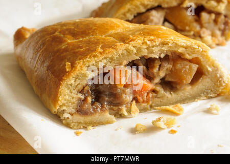 Welsh Oggie eine regionale Delikatesse aus Wales von Lamm und Gemüse Porree/Lauch, gebacken in einem kurzen Kruste Gebäck Fall ähnlich einem Cornish pasty Stockfoto