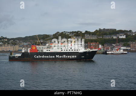 Caledonian MacBrayne Fähren kommen in Dock in Oban an der Westküste von Schottland re Inselhopping Urlaub Ferien Tourismusinformation Methode der Meer reisen Stockfoto