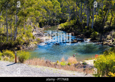 Kosciuszko National Park, NSW, Australien - 30. September 2018: River im Thermalbad Yarrangobilly Höhlen' ist von einer natürlichen Quelle in Yarrangobilly zugeführt Stockfoto