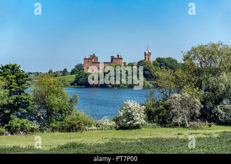 Linlithgow Castle aus St Ninian Straße über Linlithgow Loch in Linlithgow West Lothian Schottland Großbritannien gesehen Stockfoto