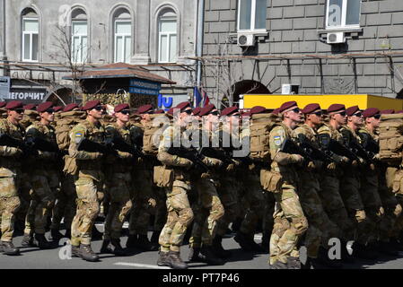 Ukrainische Fallschirmjäger marschieren an der Militärparade Stockfoto