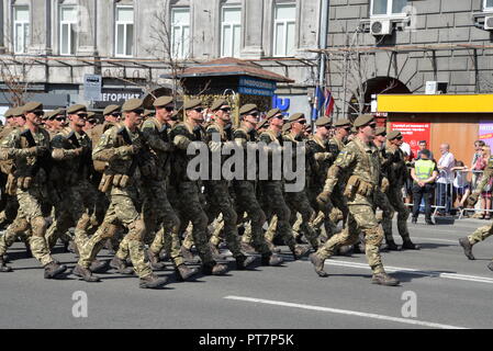 Ukrainische Fallschirmjäger marschieren an der Militärparade Stockfoto