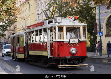 Prag, Tschechische Republik - 15. September 2018: Retro Straßenbahn auf der Straße von Prag. Ab 2017, der Prager Straßenbahnnetz ist die drittgrößte der Welt Stockfoto
