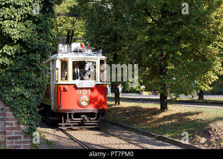 Prag, Tschechische Republik - 15. September 2018: Retro Straßenbahn auf der Straße von Prag. Ab 2017, der Prager Straßenbahnnetz ist die drittgrößte der Welt Stockfoto