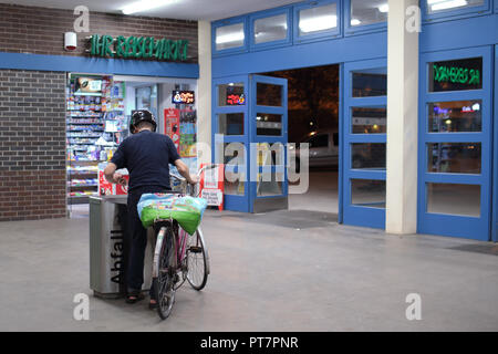 Berlin, Deutschland - 10. September 2018: Mann Graben in den Papierkorb am S-Bahnhof Charlottenburg. 2015, Armut in Deutschland ist am höchsten Stockfoto