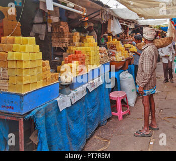 JAGGERY ROHRZUCKER BAUSTEINE GESTAPELT FÜR VERKAUF AUF EINEN STALL IN INDIEN Stockfoto