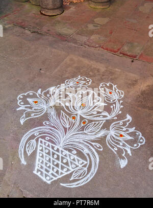 KOLAM KUNST IN PONDICHERRY, INDIEN KALKSTEIN UND REIS PULVER DESIGNS IN DER NÄHE VON TÜREN ZU EHREN DER GÖTTIN LAKSHMI Stockfoto