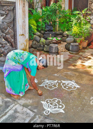 KOLAM KUNST IN PONDICHERRY, INDIEN KALKSTEIN MIT REIS PULVER DESIGNS IN DER NÄHE VON TÜREN ZU EHREN DER GÖTTIN LAKSHMI Stockfoto