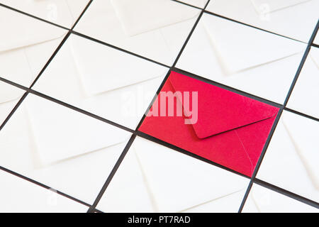 Zusammensetzung mit weißen und roten Briefumschläge auf dem Tisch. Verschiedene farbige Umschläge auf den Tisch. Stockfoto