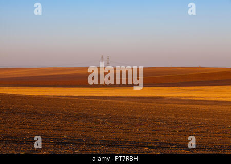 Herbst Landschaft mit landwirtschaftlichen Nutzflächen, vor kurzem gepflügt und für die Ernte vorbereitet. Mittelböhmische Hochebene, Tschechische Republik. Stockfoto