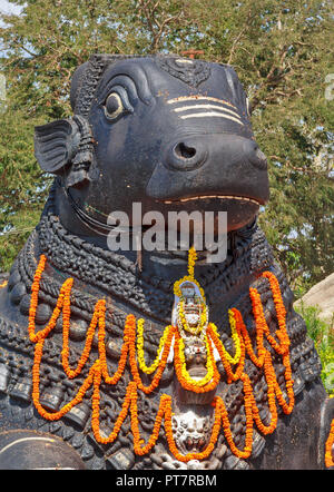 Der Stier Nandi INDIEN HINDU GOTT PORTRAIT mit Girlanden aus Blumen Stockfoto