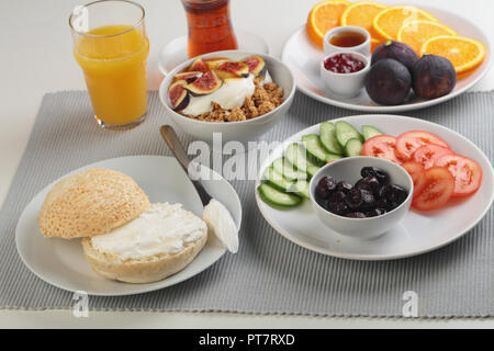 Türkisches Frühstück mit Käse, Gemüse, Müsli, Obst, Saft und Kaffee Stockfoto