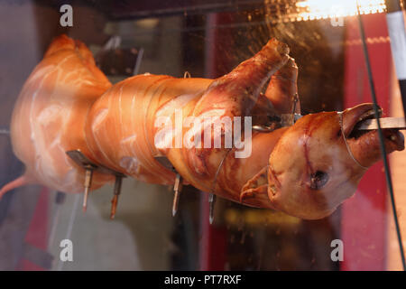 Schweinchen Braten am Spieß im Grill Stockfoto