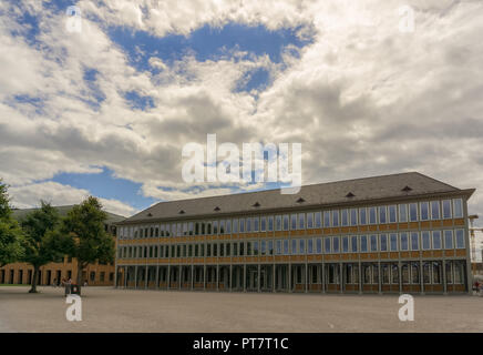 KARLSRUHE, Deutschland - August 05,2017: Schlossplatz Dies ist eine geschäftliche Gebäude der L-Bank. Es ist Zwischen Schlossplatz und Kaiserstrasse. Dieses Unternehmen ist eine Stockfoto