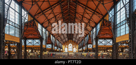 Dach der Zentralen Markthalle in Budapest, Ungarn Stockfoto