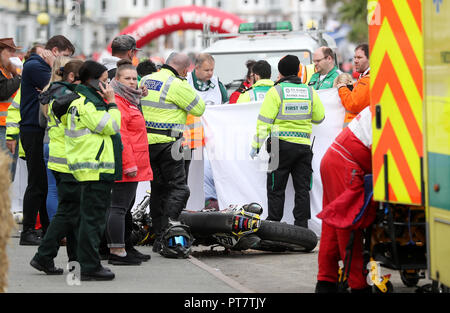 Die Szene auf Llandudno Promenade der Vorfall mit zwei stunt Motorradfahrer, die zwar unterhaltsam Massen, die letzte Stufe bei Tag vier Der DayInsure Wales Rally GB verzögert abgestürzt. Stockfoto