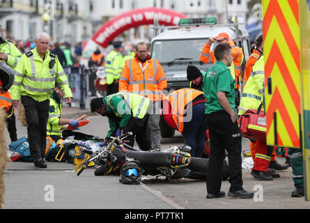 Die Szene auf Llandudno Promenade der Vorfall mit zwei stunt Motorradfahrer, die zwar unterhaltsam Massen, die letzte Stufe bei Tag vier Der DayInsure Wales Rally GB verzögert abgestürzt. Stockfoto