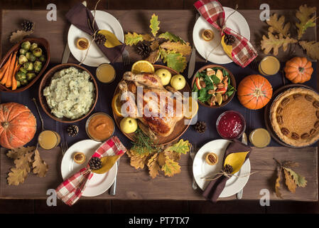 Thanksgiving Feier der traditionellen Abendessen essen Konzept. Thanksgiving Truthahn mit allen Seiten auf dem Tisch, viele saisonale festlichen Essen. Stockfoto
