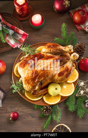 Gebratene Weihnachten Huhn oder Truthahn für das Weihnachtsessen. Festlich dekorierten Tisch für das Weihnachtsessen mit gebackenes Huhn. Stockfoto