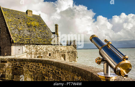 Häuser aus Stein und Fernrohr Teleskop auf dem Mont Saint Michel Stockfoto