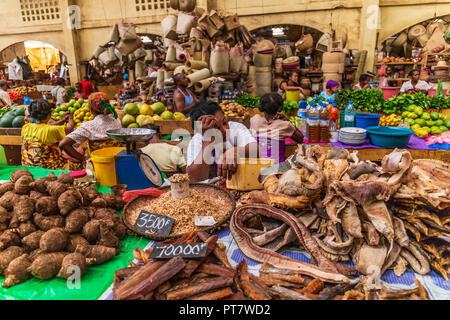 Hell Ville, Nosy Be Madagaskar - 27. Dezember 2016. Frauen, die ihre Produkte auf dem zentralen Markt von hellville Stockfoto