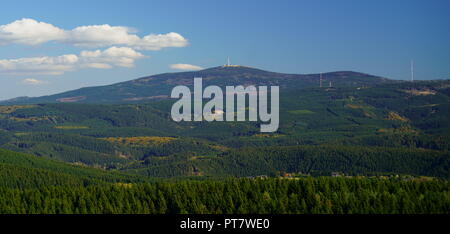 Landschaft panorama Blick auf den Brocken, den höchsten Gipfel im Harz, Sachsen-Anhalt, Deutschland. Stockfoto