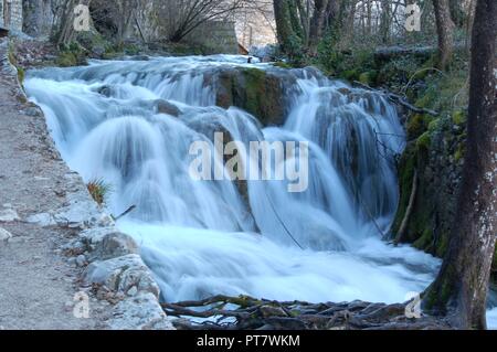 Wasserfälle, Holzstege und schönen Seen im Nationalpark Plitvicer Seen in Kroatien im Dezember 2016. Stockfoto