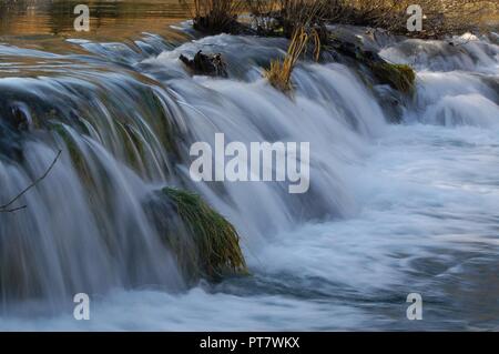 Wasserfälle, Holzstege und schönen Seen im Nationalpark Plitvicer Seen in Kroatien im Dezember 2016. Stockfoto