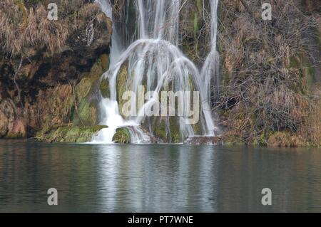 Wasserfälle, Holzstege und schönen Seen im Nationalpark Plitvicer Seen in Kroatien im Dezember 2016. Stockfoto