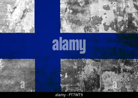 Nationalflagge von Finnland auf dem Hintergrund der alten Mauer mit Peeling Lack überzogen Stockfoto