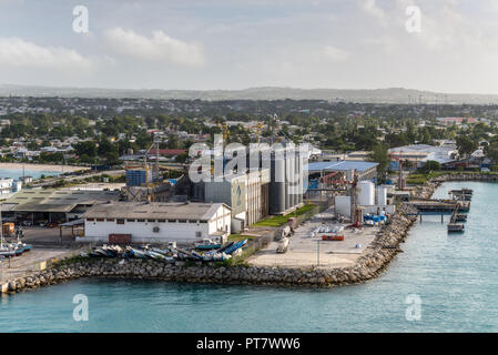 Bridgetown, Barbados - Dezember 18, 2016: Getreidesilos und Port-Infrastruktur bei Fracht Hafen von Bridgetown, Barbados, West Indies, Karibik, Stockfoto