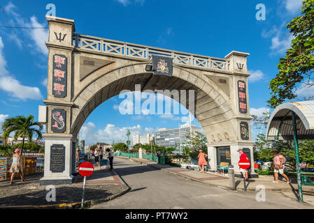 Bridgetown, Barbados - Dezember 18, 2016: Die Unabhängigkeit Arch und das Chamberlain Bridge in Bridgetown, Barbados, West Indies, Karibik, weniger Ant Stockfoto