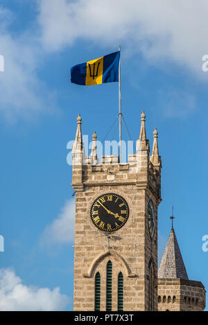 Clock Tower auf das Parlamentsgebäude, Bridgetown auf Barbados, West Indies, Karibik, Kleine Antillen, Mittelamerika. Flagge von Barbados an der Spitze. Stockfoto