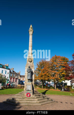 War Memorial (große Spalte mit einer Skulptur eines Soldaten, der an der Basis) in der Wellmeadow, Blairgowrie, Perthshire, Schottland. Stockfoto