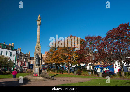 War Memorial (große Spalte mit einer Skulptur eines Soldaten, der an der Basis) in der Wellmeadow, Blairgowrie, Perthshire, Schottland. Stockfoto