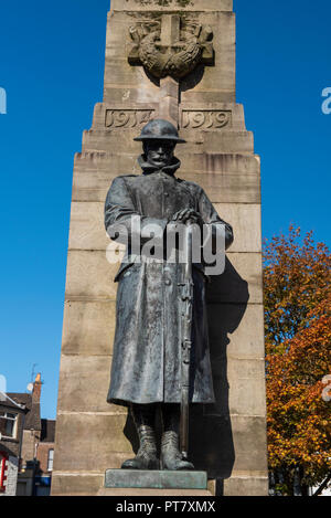 War Memorial (große Spalte mit einer Skulptur eines Soldaten, der an der Basis) in der Wellmeadow, Blairgowrie, Perthshire, Schottland. Stockfoto