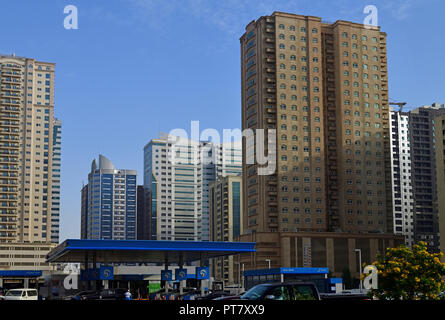 Dubai, VAE - April 10. 2018. typischen Wohngebiet mit Hochhäusern und eine Moschee Stockfoto