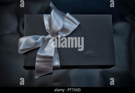 Blick von oben auf ein elegantes schwarz mit einem silbernen Bogen Stockfoto