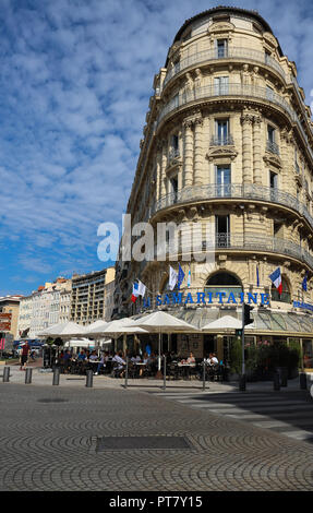 Traditionelle französische Haussmann Architektur und Wohngebäude und berühmten Brasserie Samaritaine in Marseille, Frankreich. Stockfoto