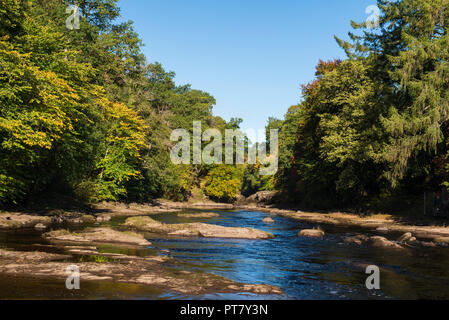 Herbstliche Farben auf dem River Ericht, Blairgowrie, Perthshire, Schottland. Stockfoto