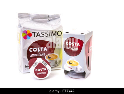 SWINDON, Großbritannien - 7. OKTOBER 2017: Tassimo Americano Kaffeepads auf weißem Hintergrund Stockfoto