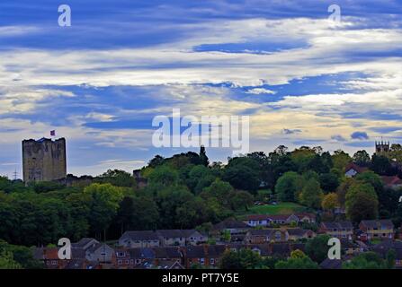 Genommen Conisbrough Schloss, die Stadt und St. Peter's Kirche (das älteste Gebäude in South Yorkshire,) St Peters in einem Bild zu erfassen. Stockfoto