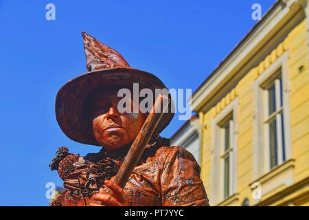 HUSTOPECE, tschechische Republik - 7. OKTOBER 2018: lebende Statue der Hexe. Live Statue der Zauberin. Lebende statue Street Performer. Lebende statue Interpret Stockfoto