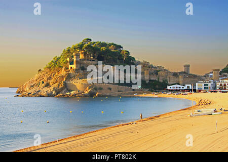 Sandstrand und Schloss an der spanischen Küste an der Küste von Tossa de Mar an der Costa Brava Stockfoto