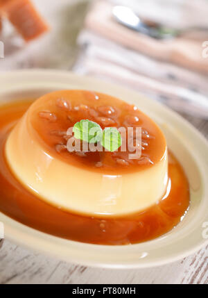 Panna Cotta Dessert mit Karamell-sauce Stockfoto