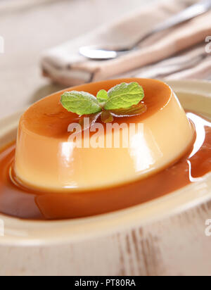 Panna Cotta Dessert mit Karamell-sauce Stockfoto